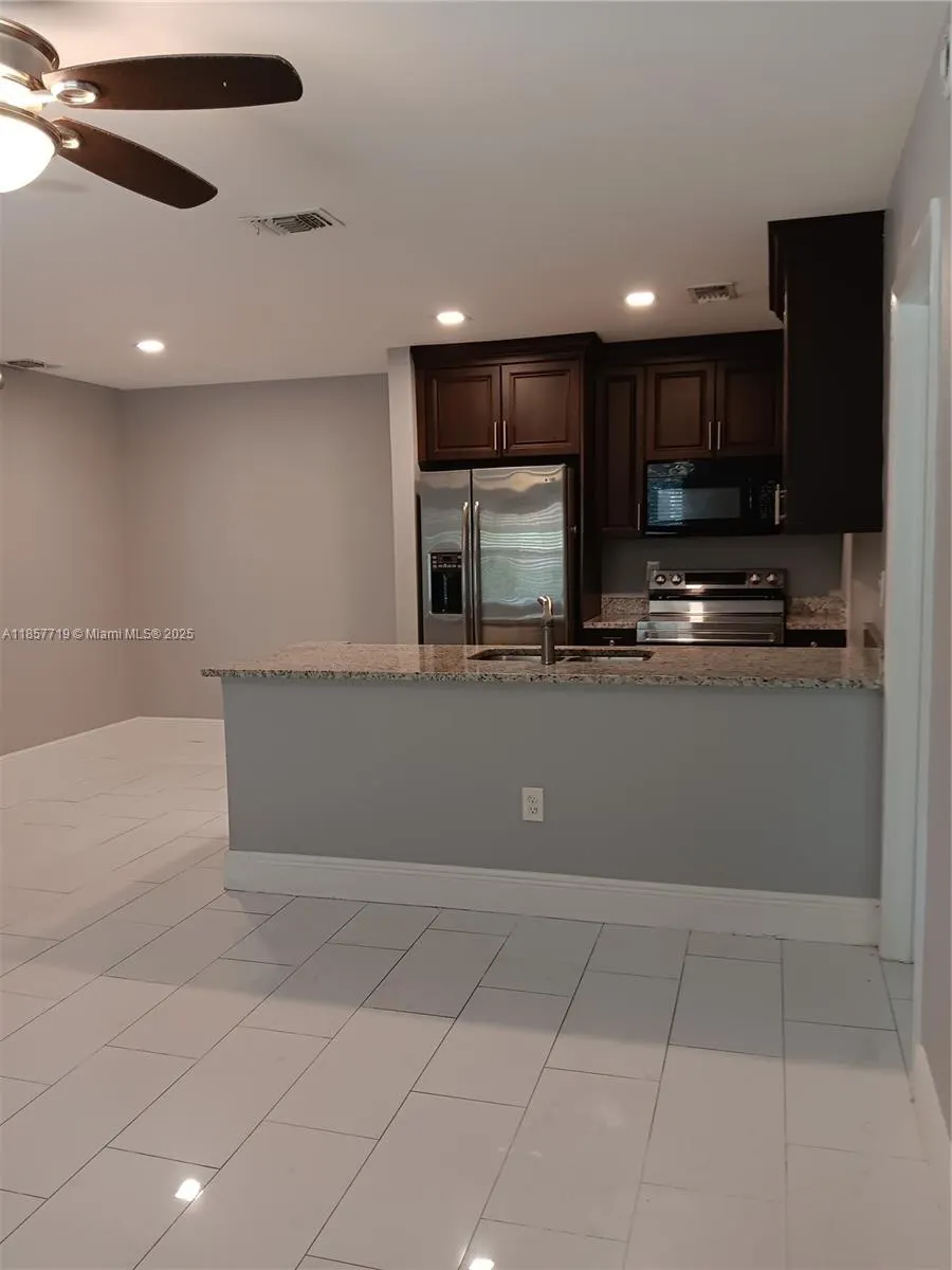 6040 Shakerwood Cir, #208