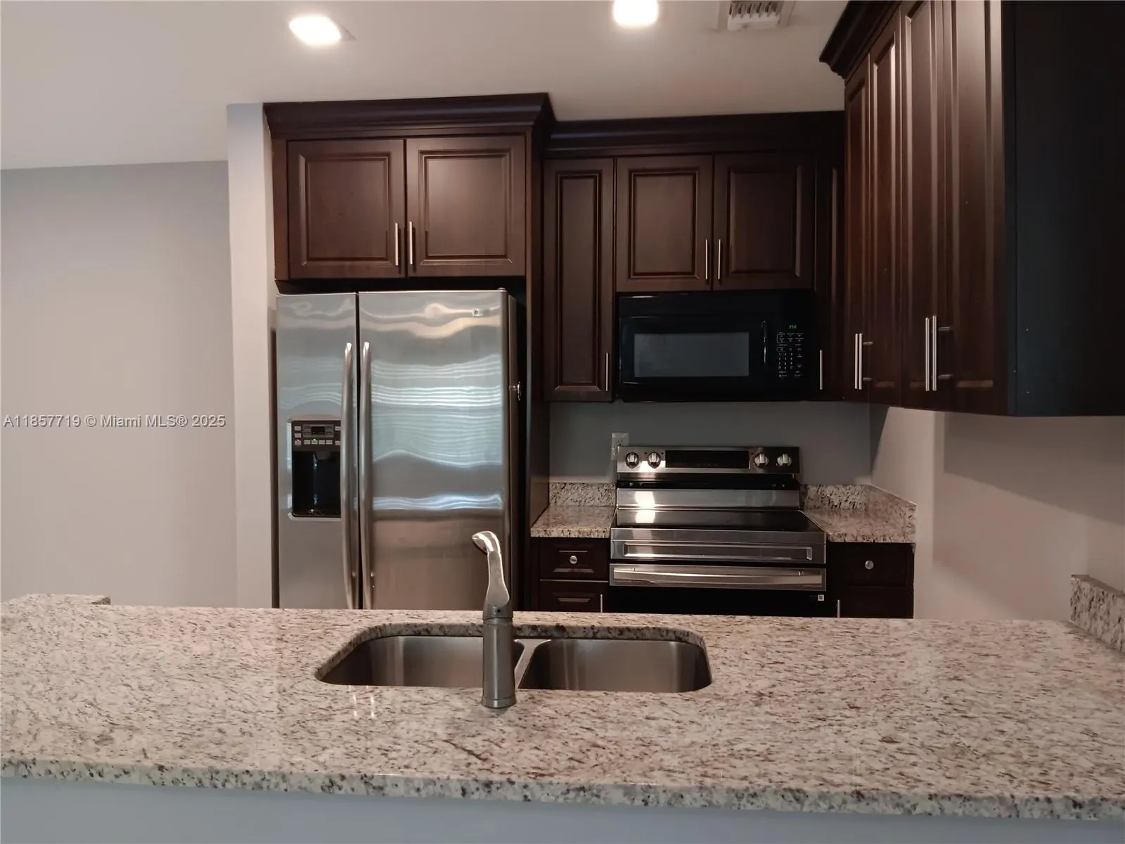 6040 Shakerwood Cir, #208
