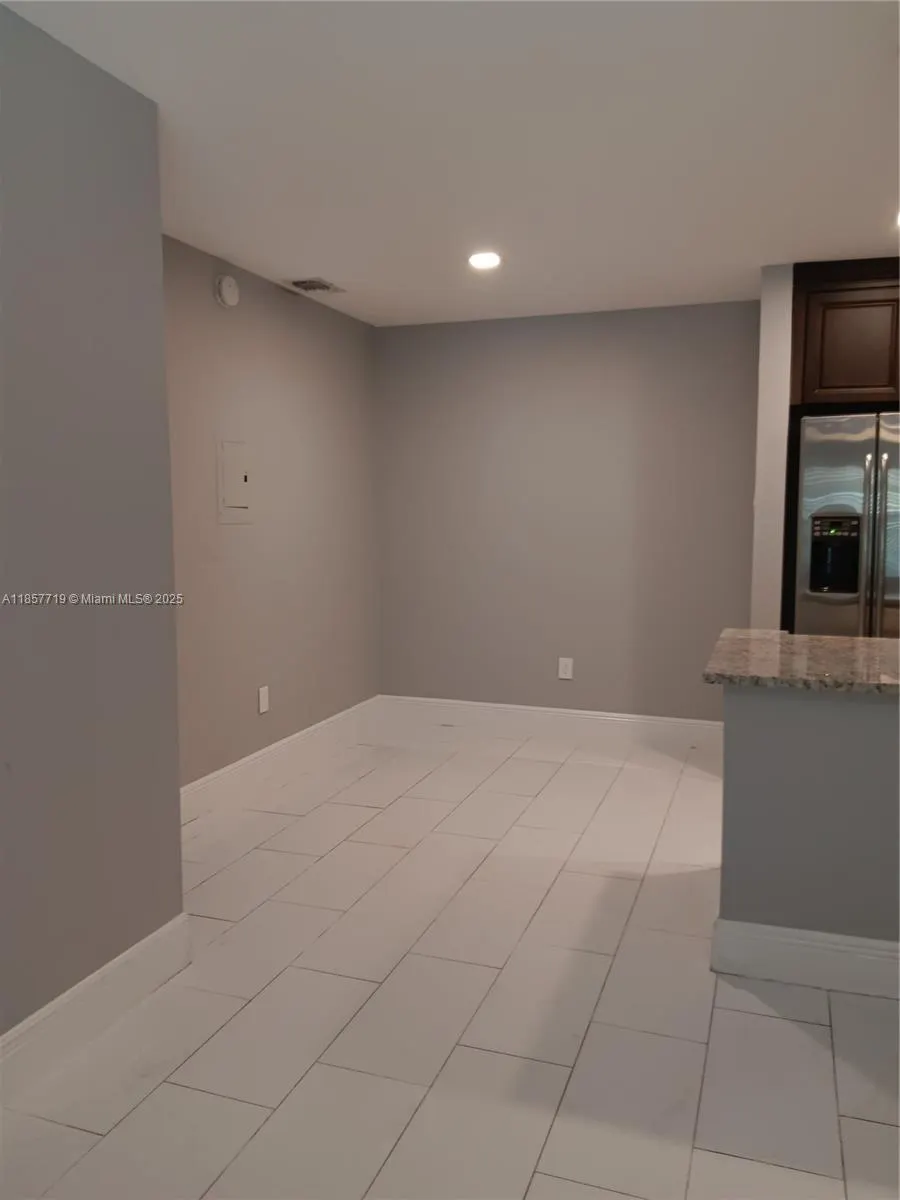 6040 Shakerwood Cir, #208