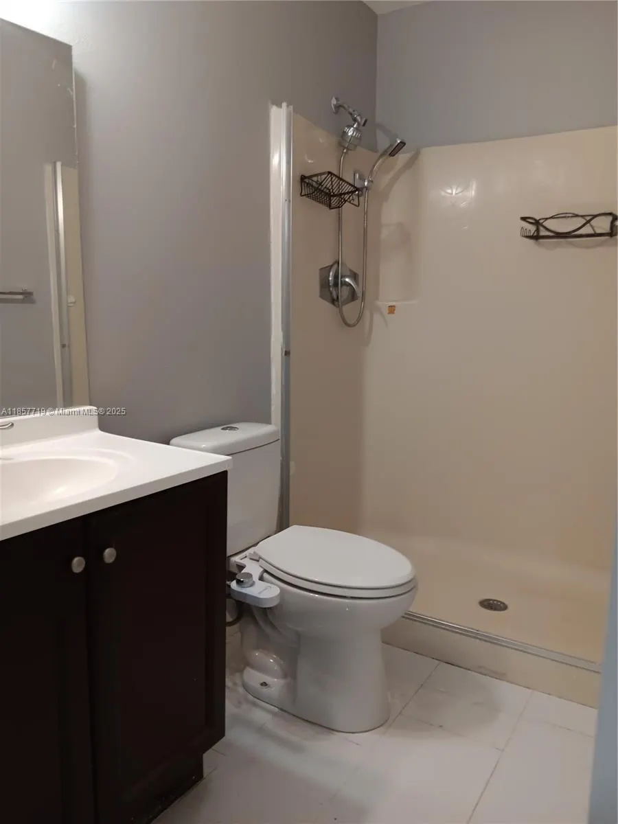 6040 Shakerwood Cir, #208
