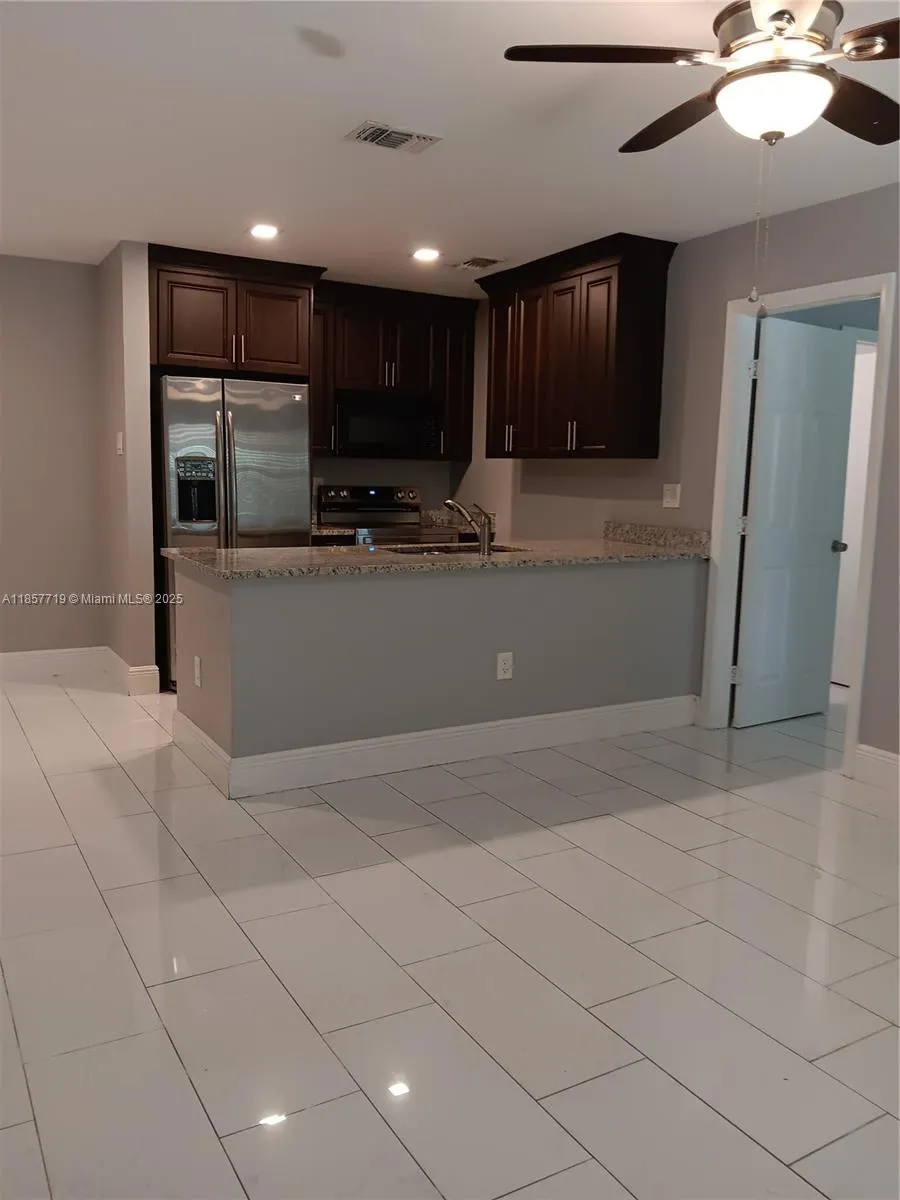 6040 Shakerwood Cir, #208