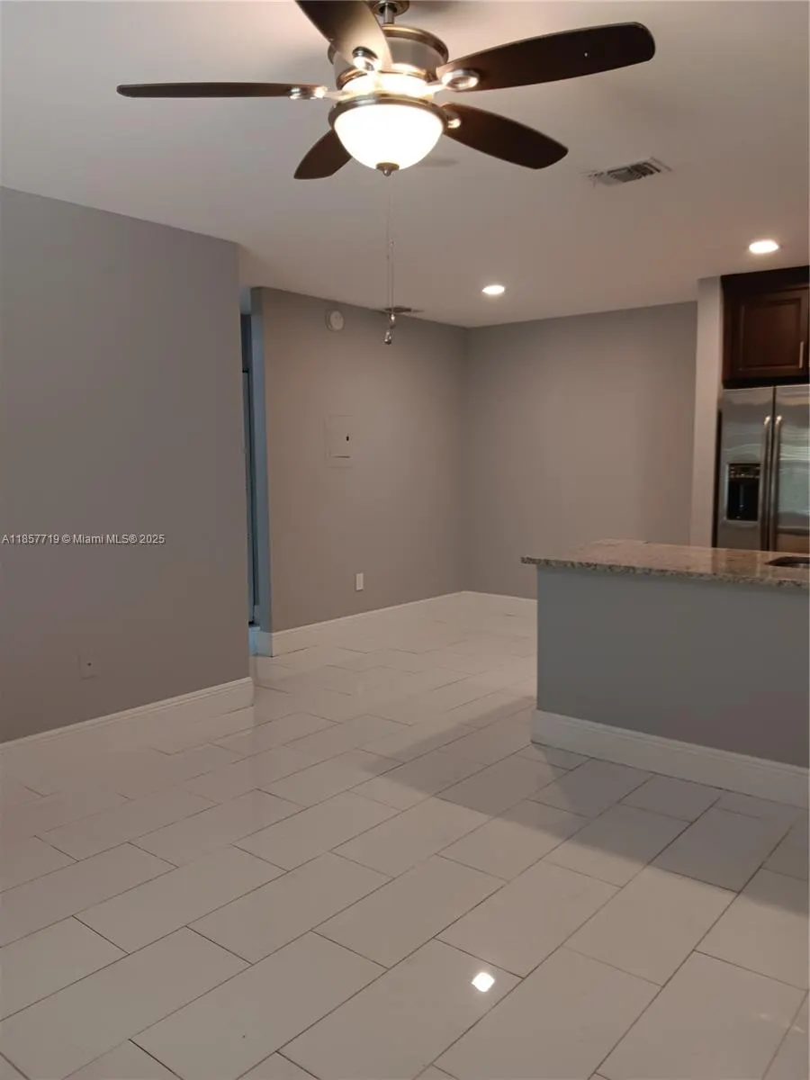 6040 Shakerwood Cir, #208
