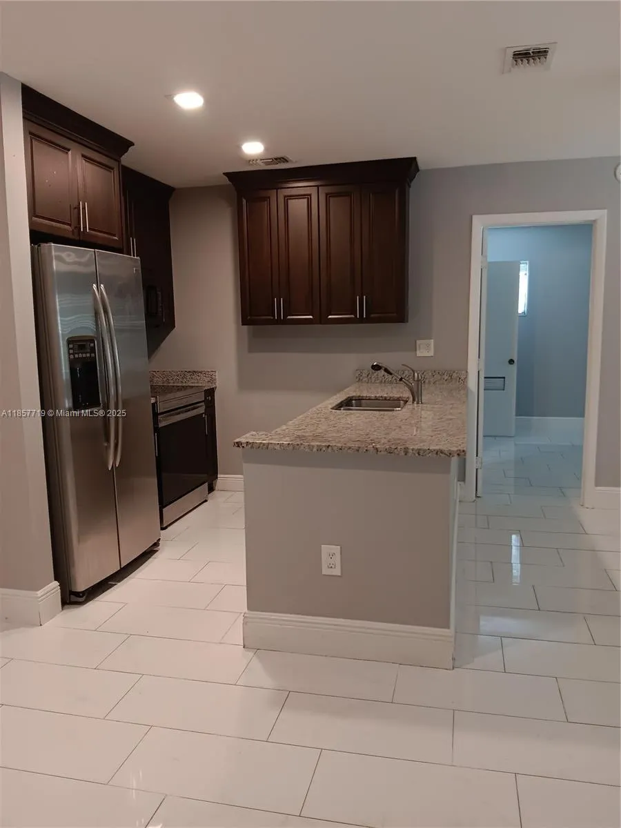 6040 Shakerwood Cir, #208
