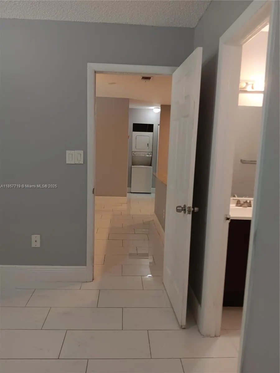 6040 Shakerwood Cir, #208