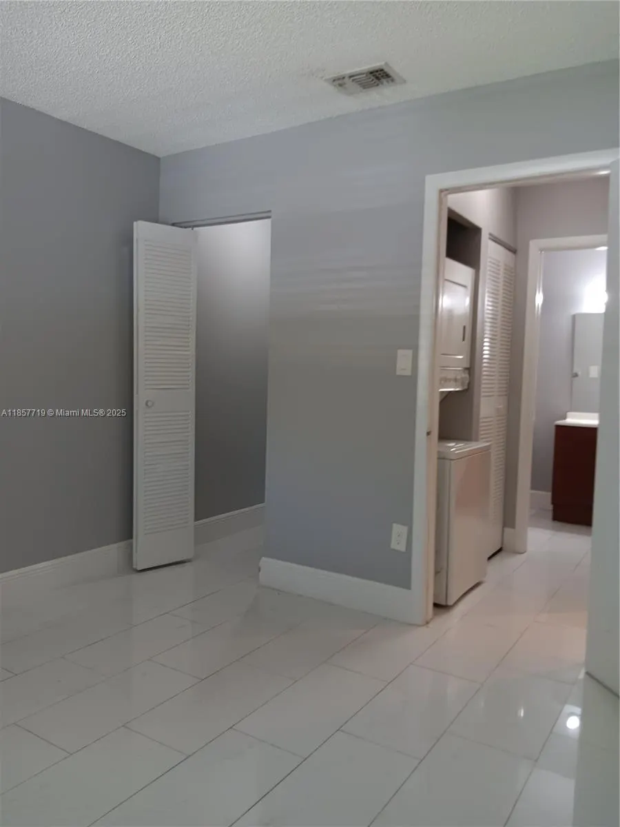 6040 Shakerwood Cir, #208