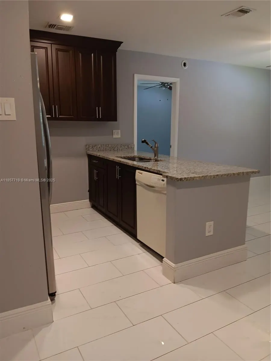 6040 Shakerwood Cir, #208