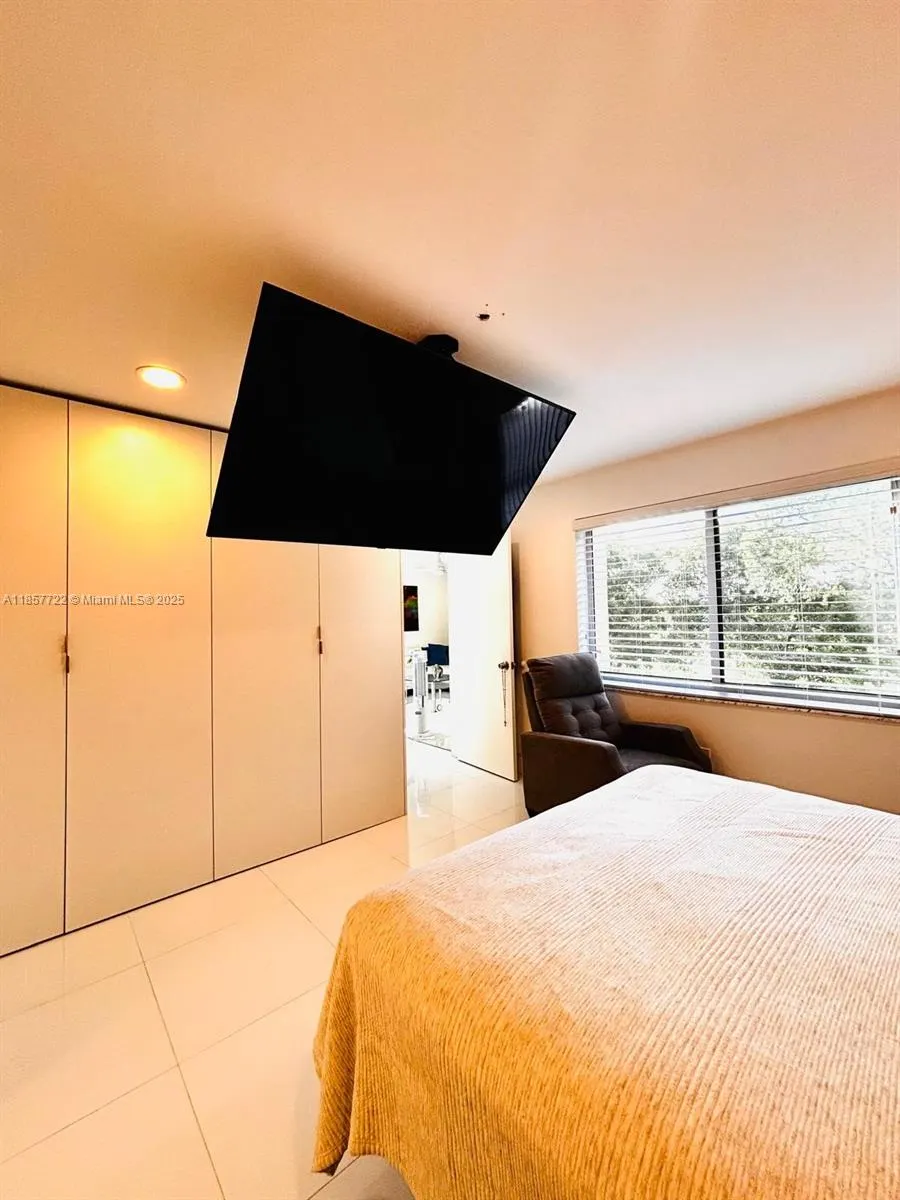 9321 Sunrise Lakes Blvd, #305