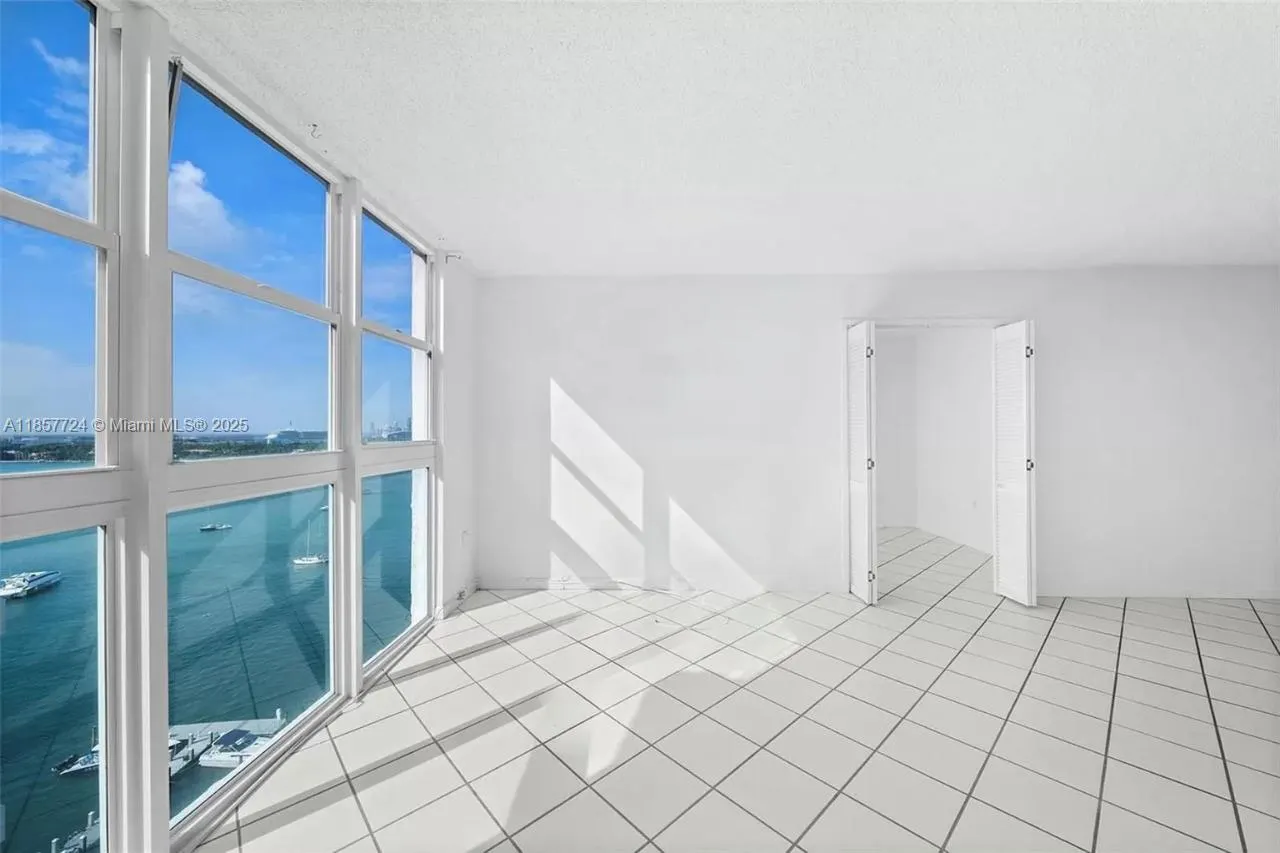 1228 West Ave, #1415