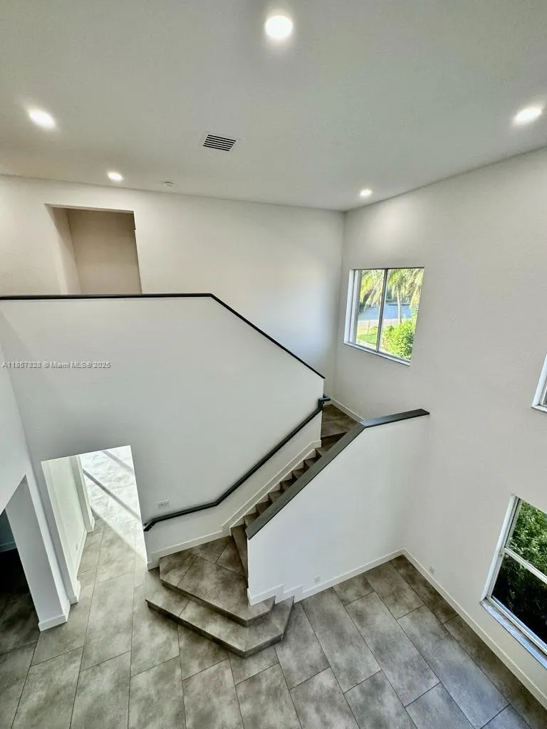 1887 Harbor View Cir