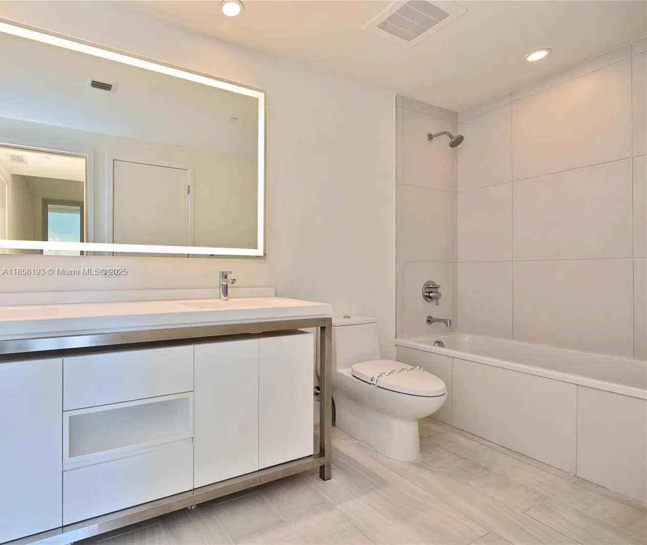 2000 Metropica Way, #2206