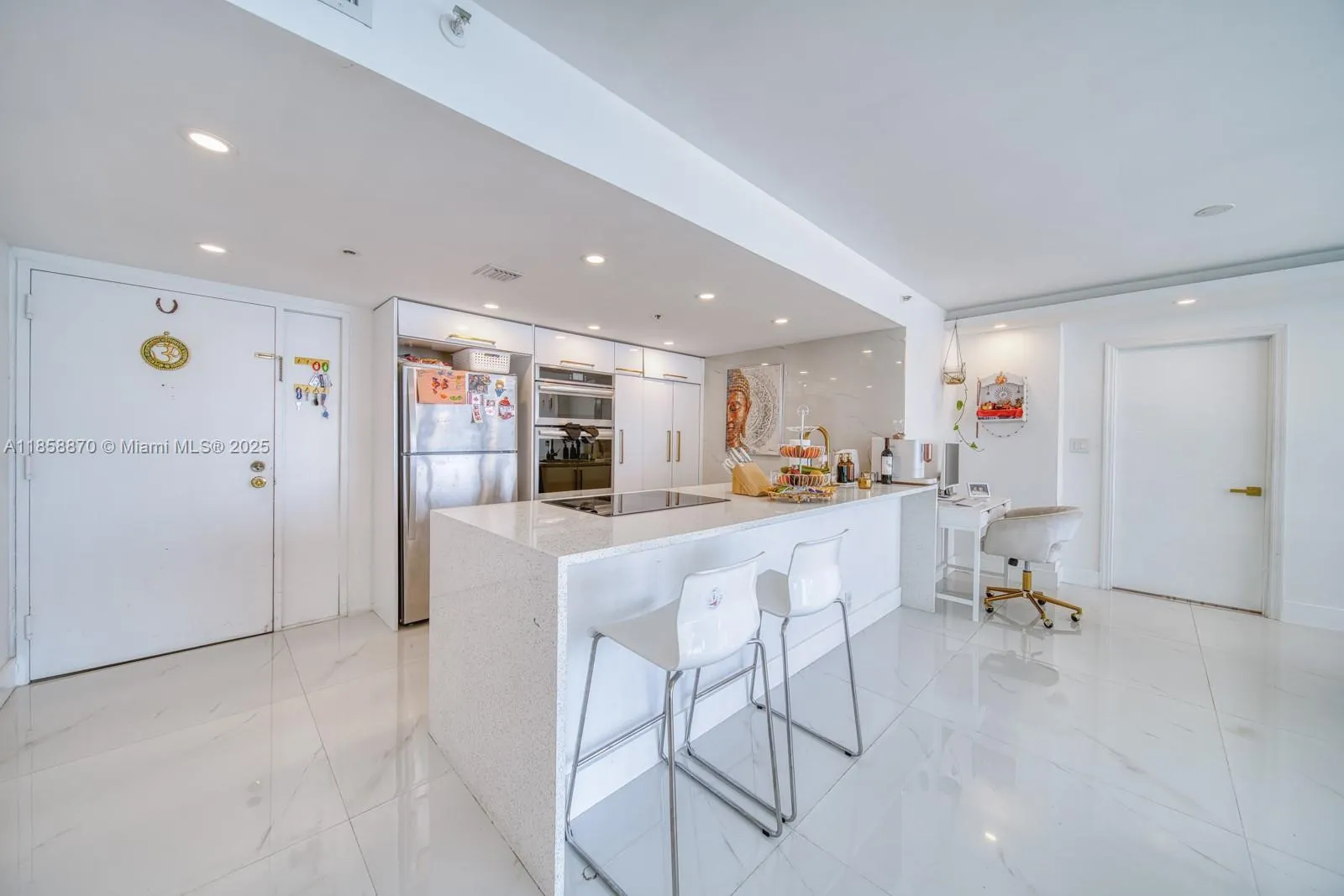 7601 E Treasure Dr, #2424