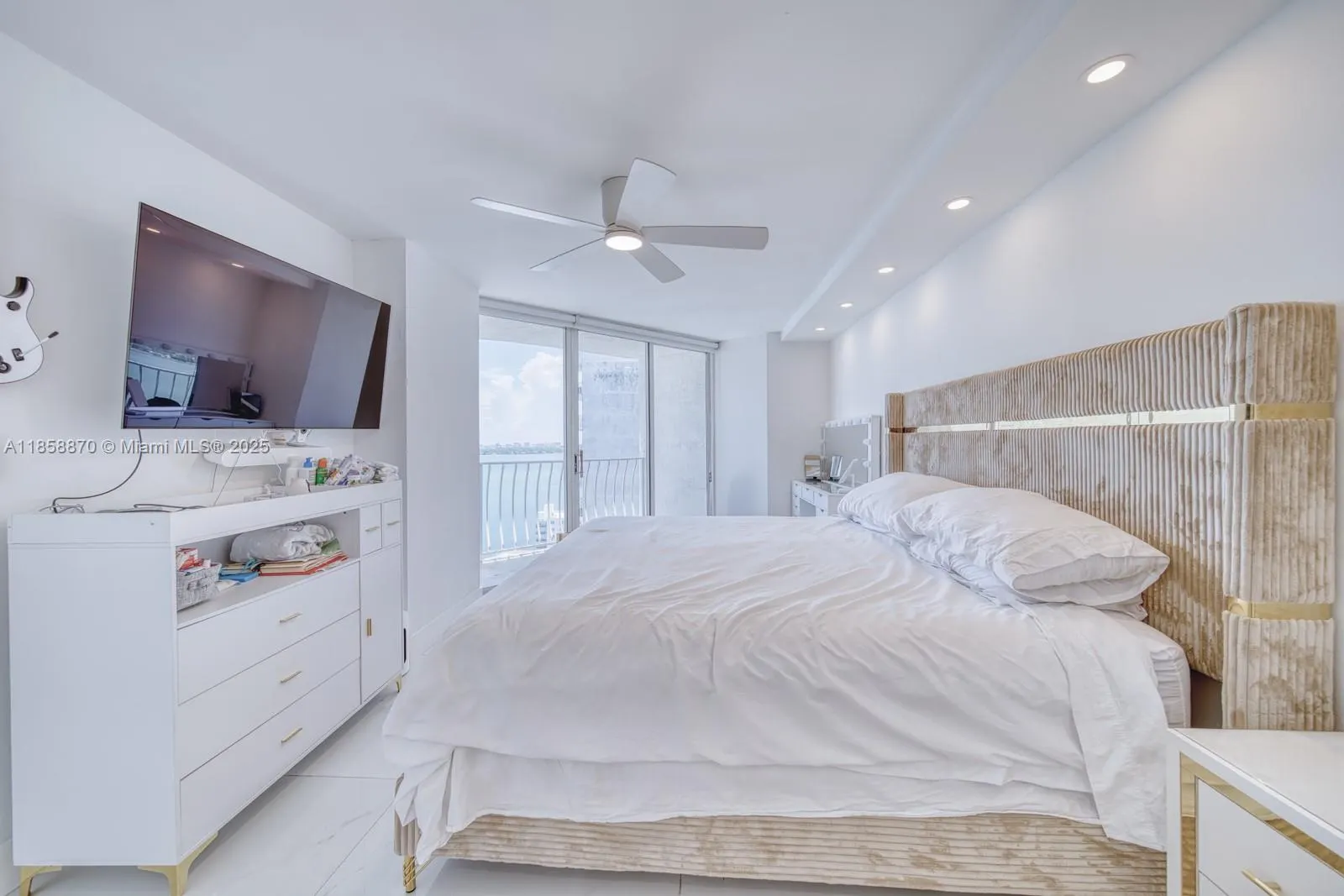 7601 E Treasure Dr, #2424