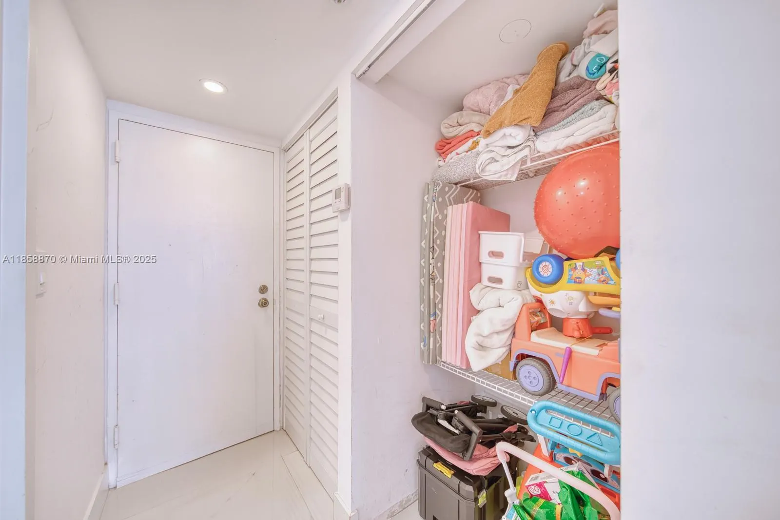 7601 E Treasure Dr, #2424