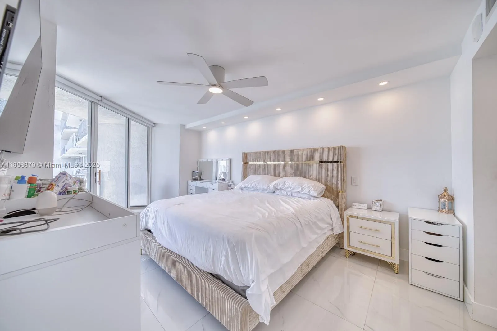 7601 E Treasure Dr, #2424