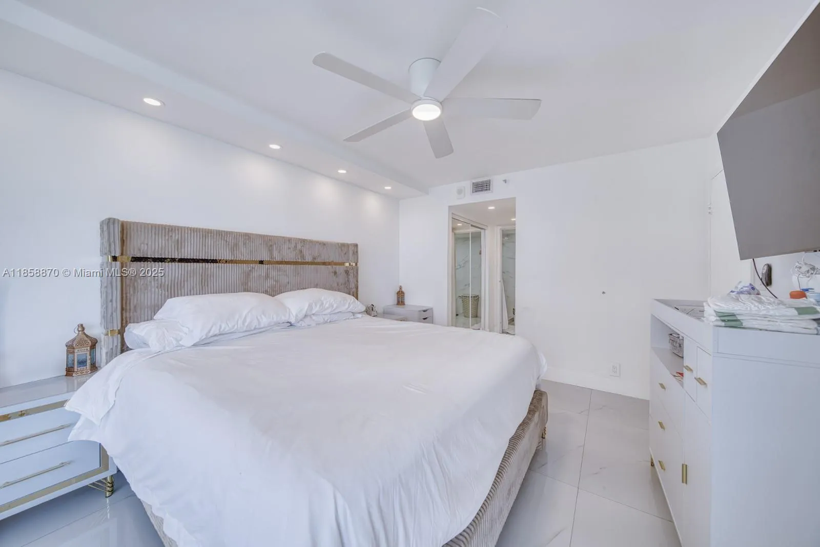 7601 E Treasure Dr, #2424