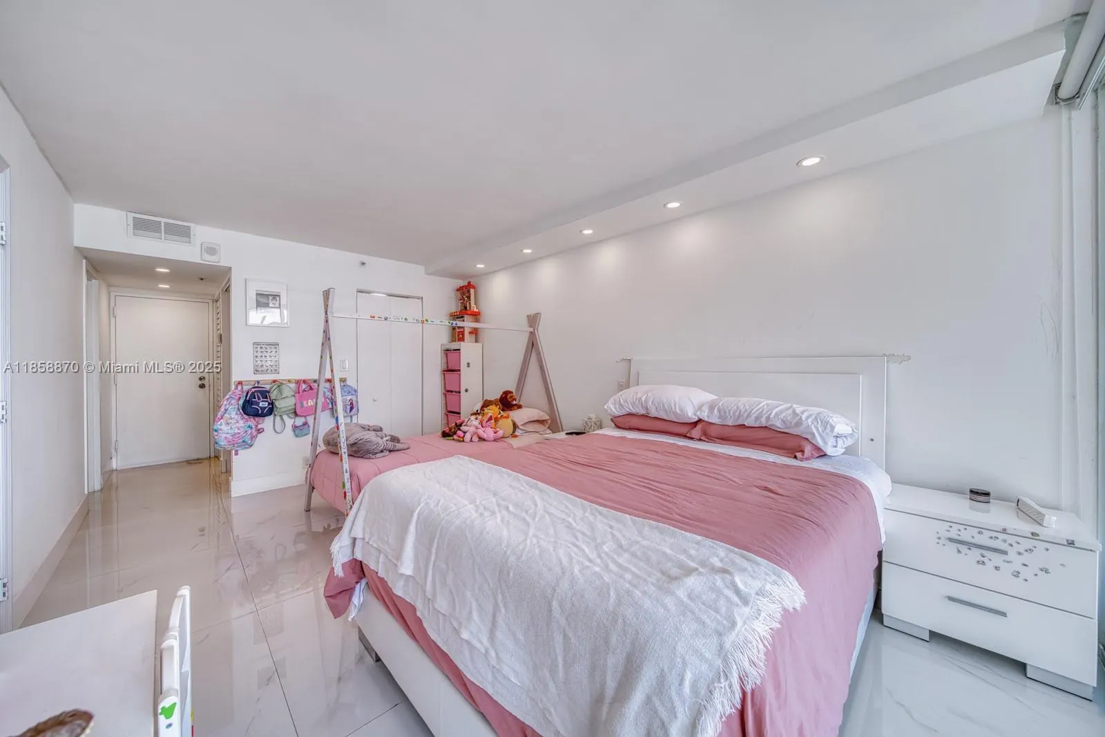 7601 E Treasure Dr, #2424
