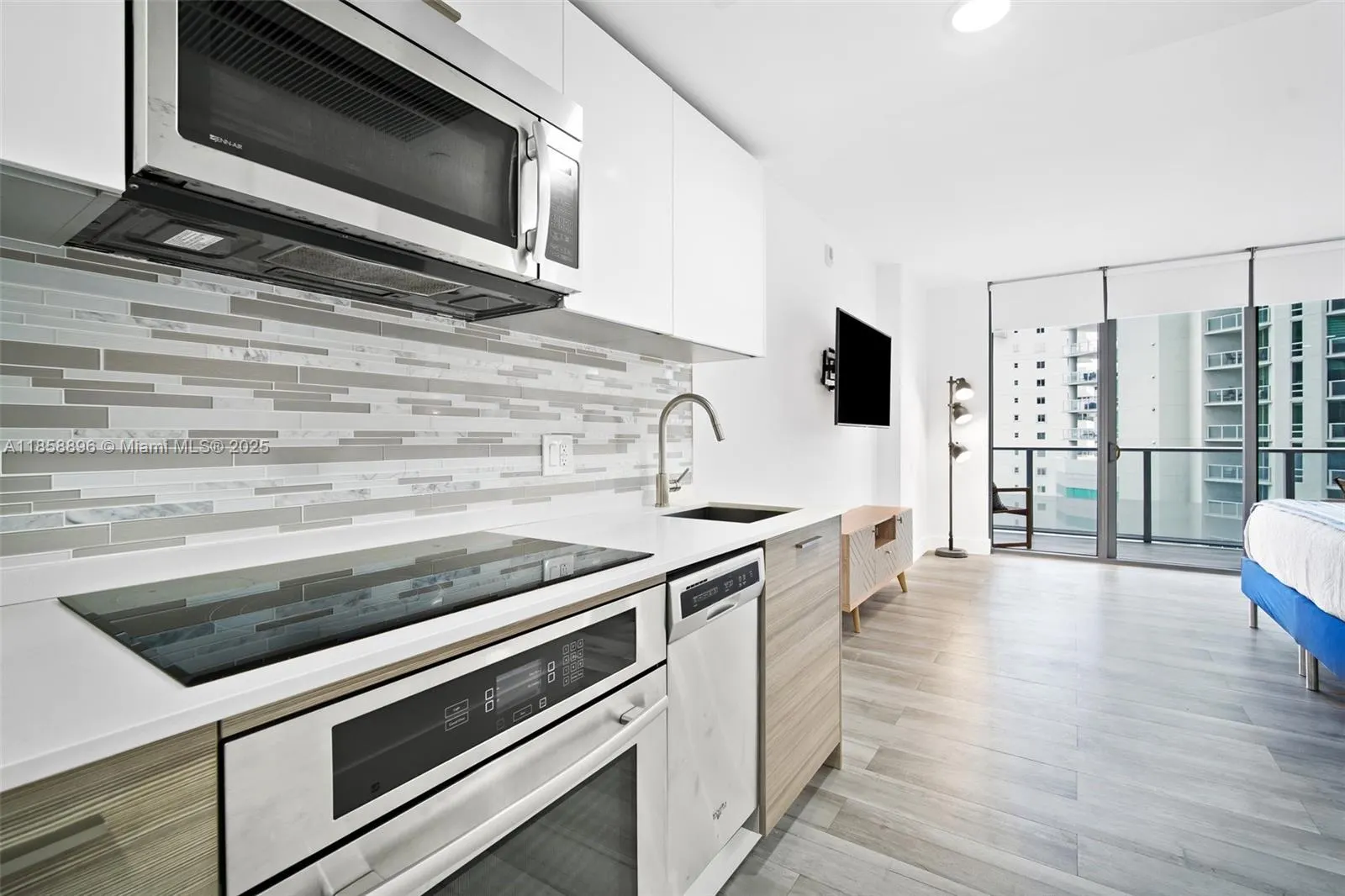 1300 Brickell Bay Dr, #905