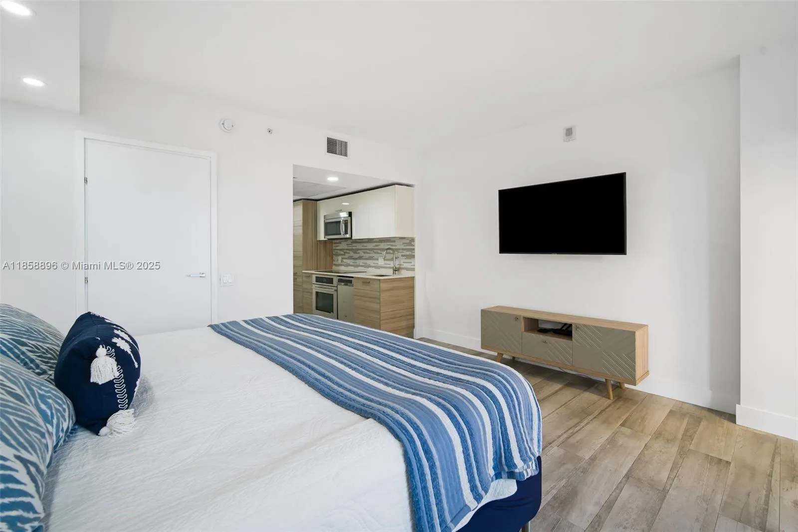 1300 Brickell Bay Dr, #905