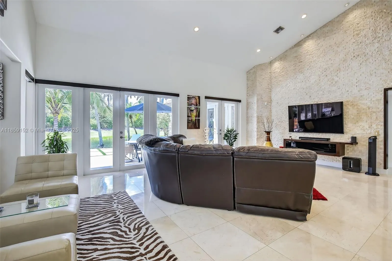 1154 Laguna Springs Dr