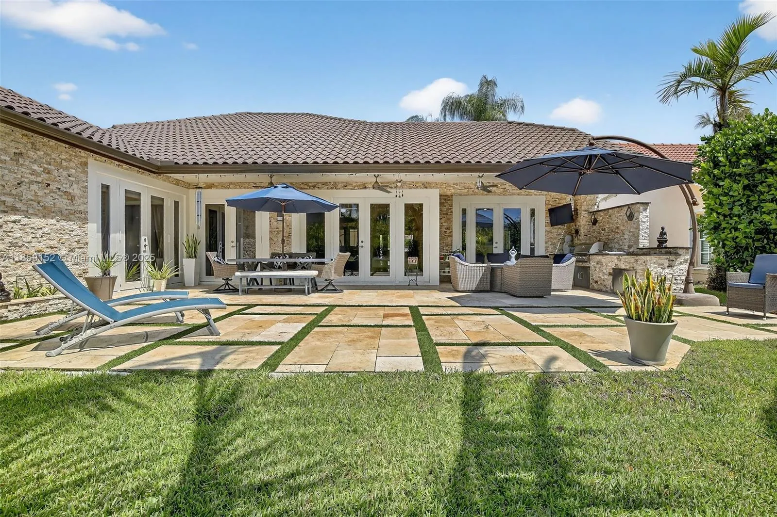 1154 Laguna Springs Dr
