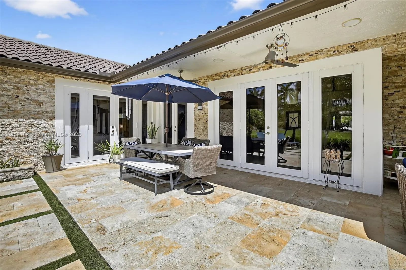 1154 Laguna Springs Dr