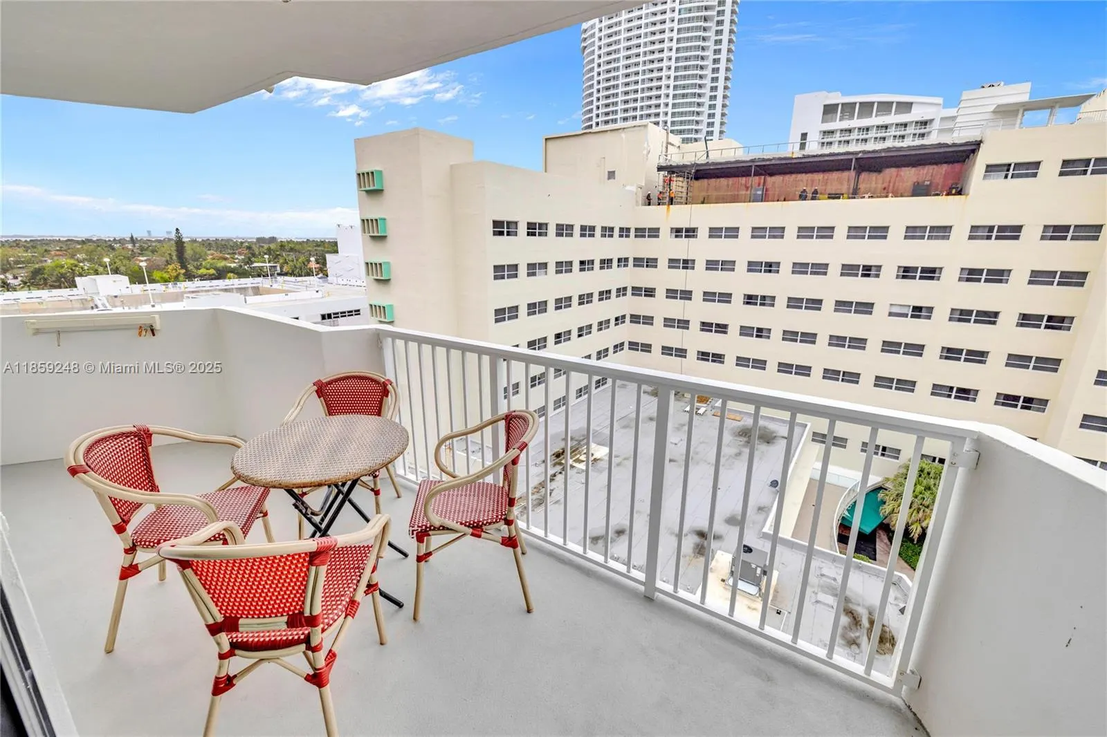 4301 Collins Ave, #907
