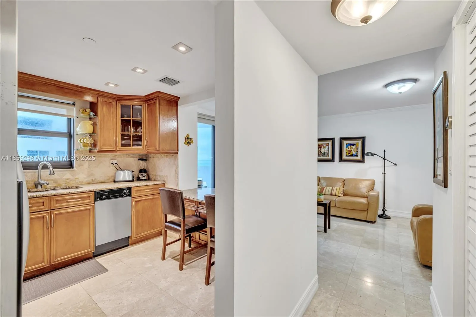 4301 Collins Ave, #907