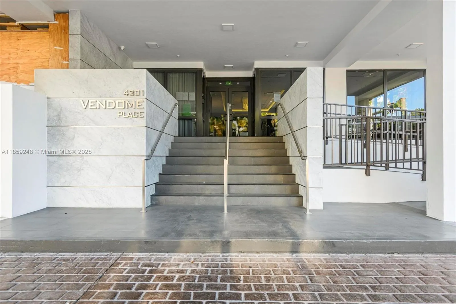 4301 Collins Ave, #907