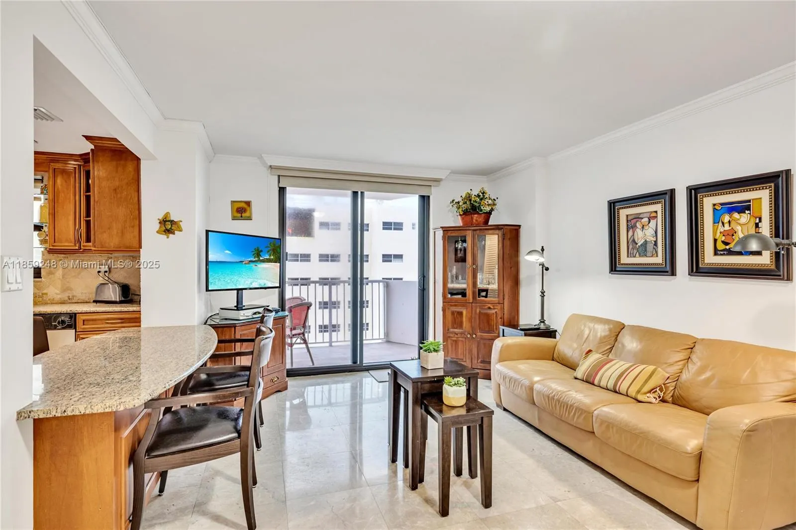 4301 Collins Ave, #907
