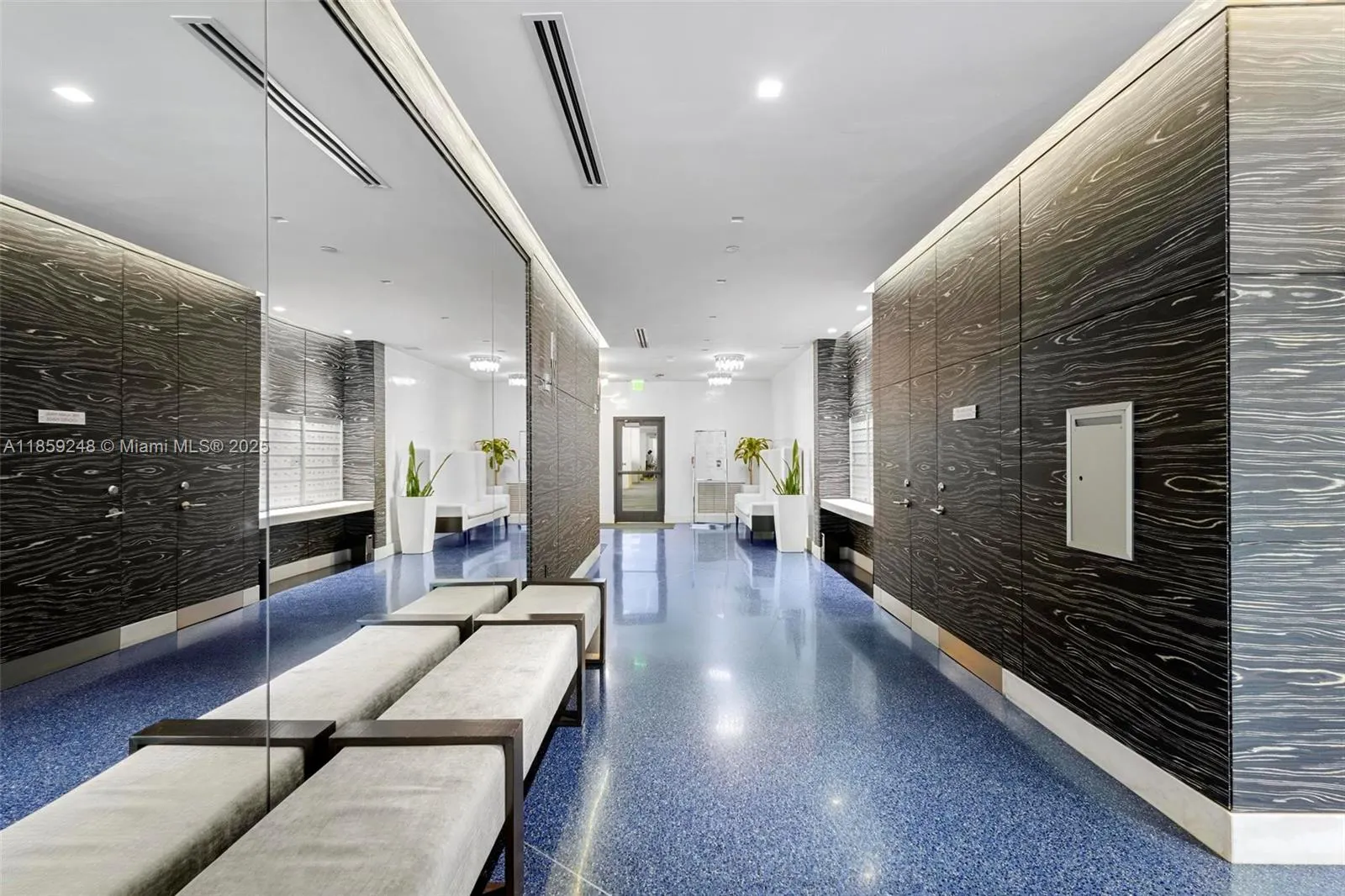 4301 Collins Ave, #907