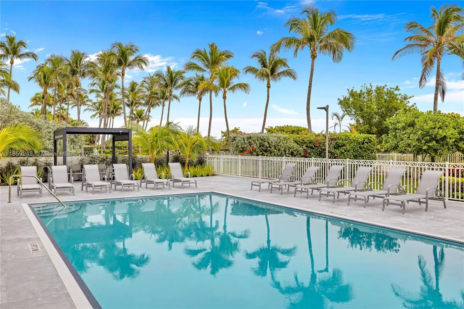 4301 Collins Ave, #907