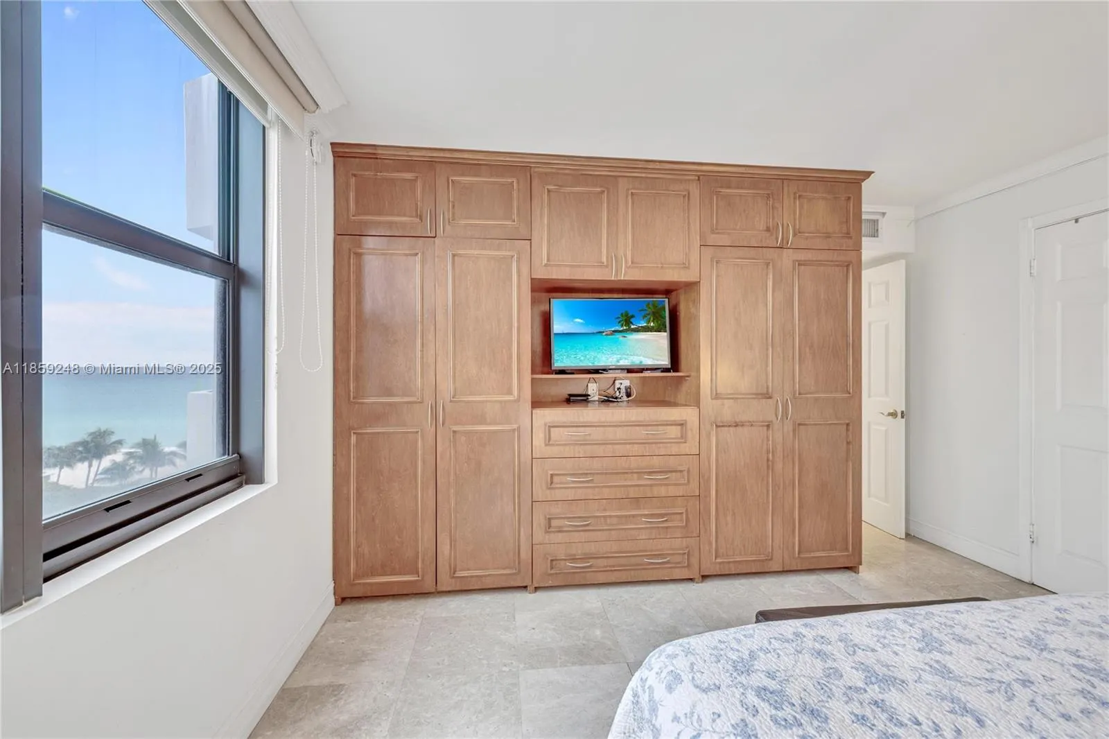 4301 Collins Ave, #907