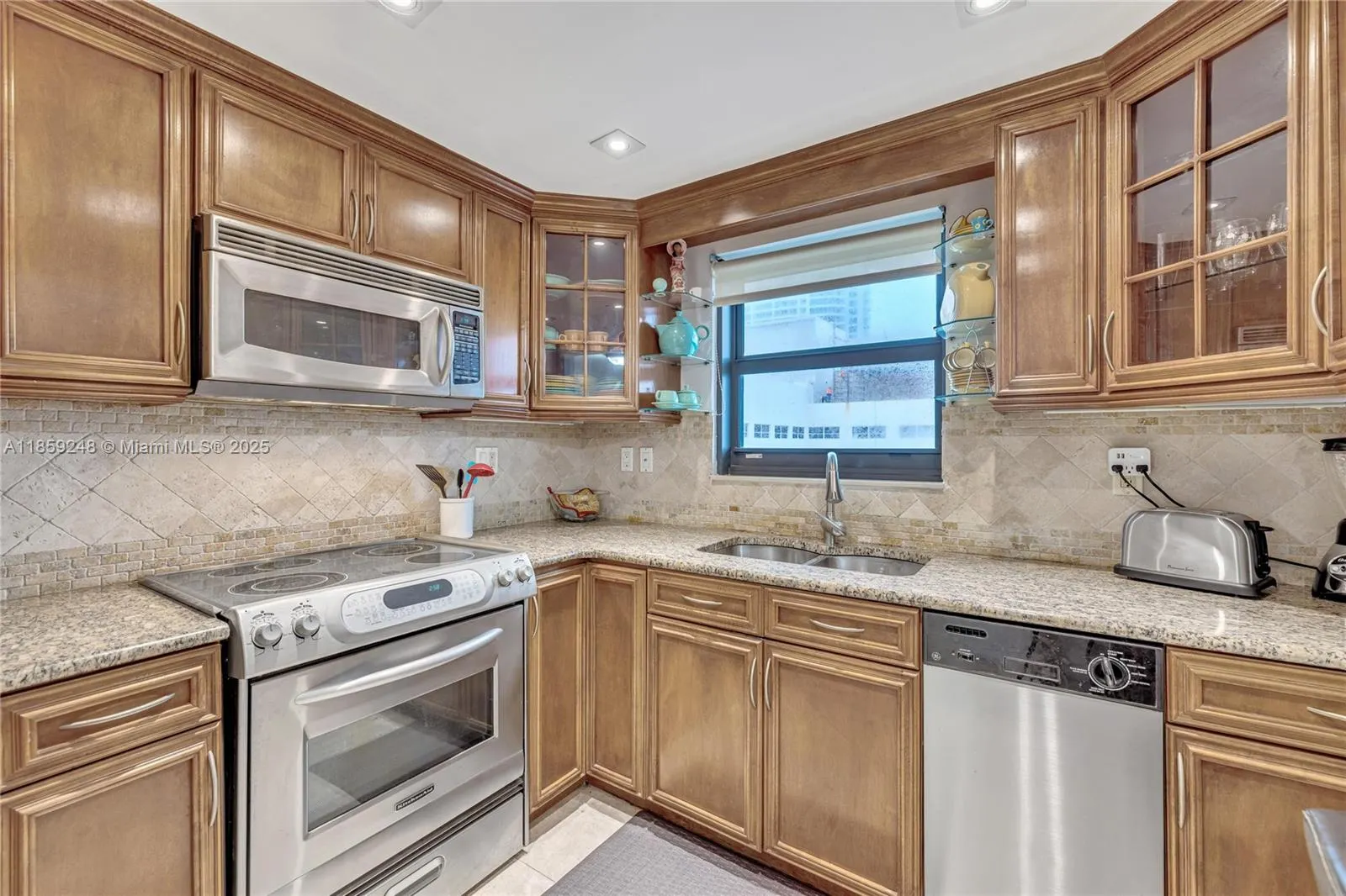 4301 Collins Ave, #907