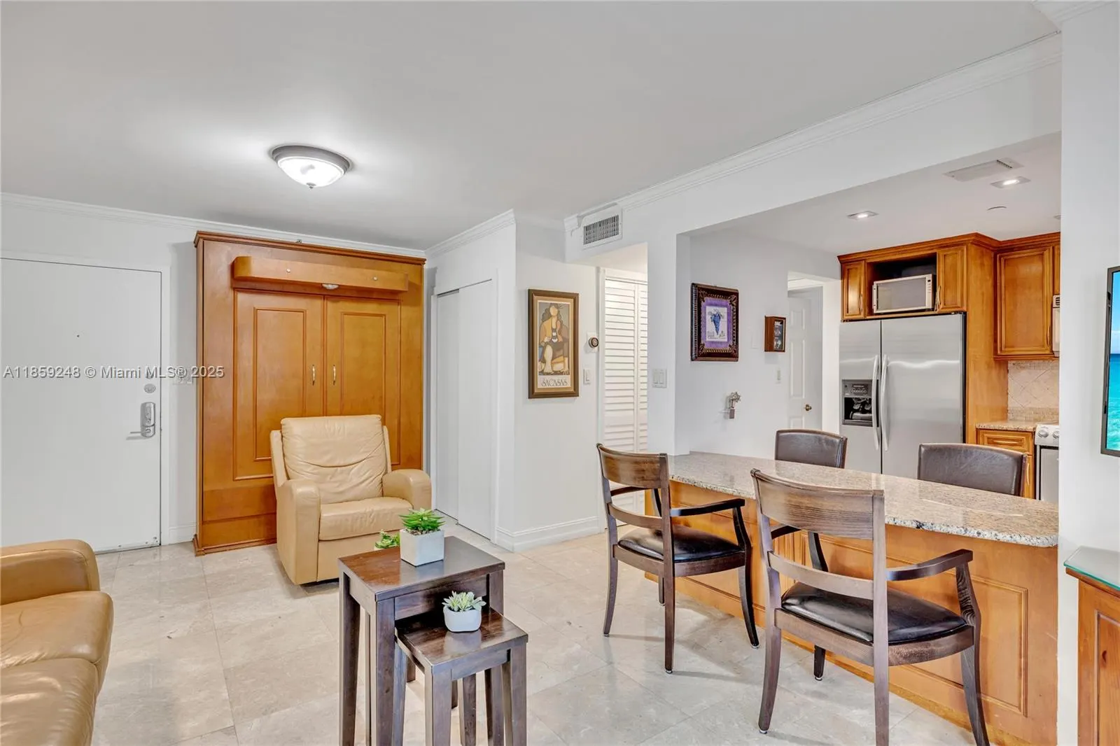 4301 Collins Ave, #907