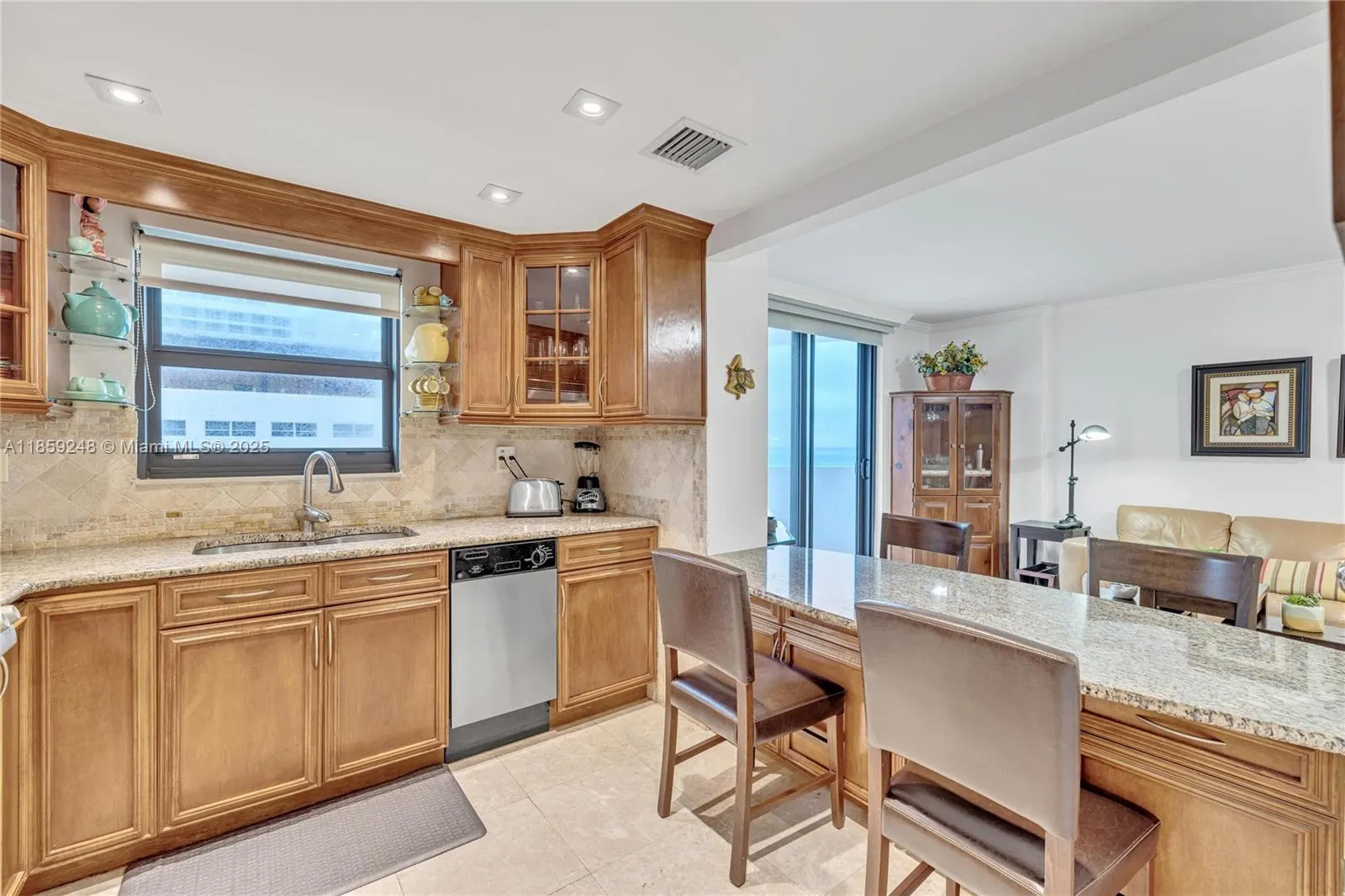 4301 Collins Ave, #907