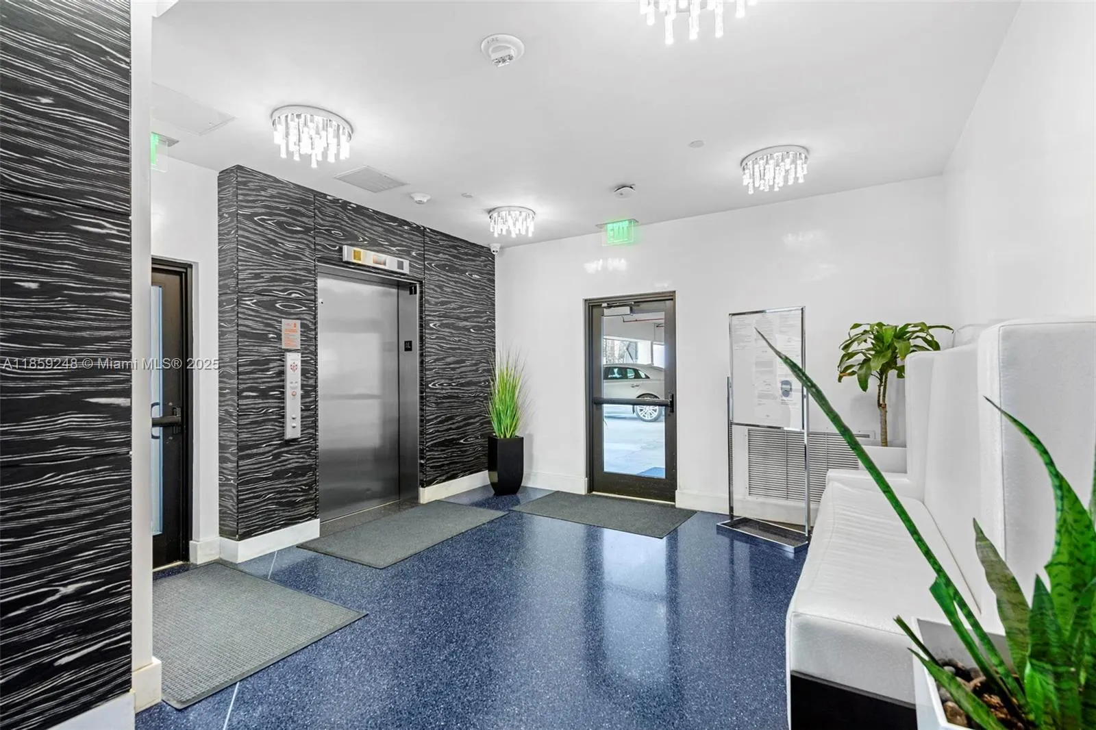 4301 Collins Ave, #907