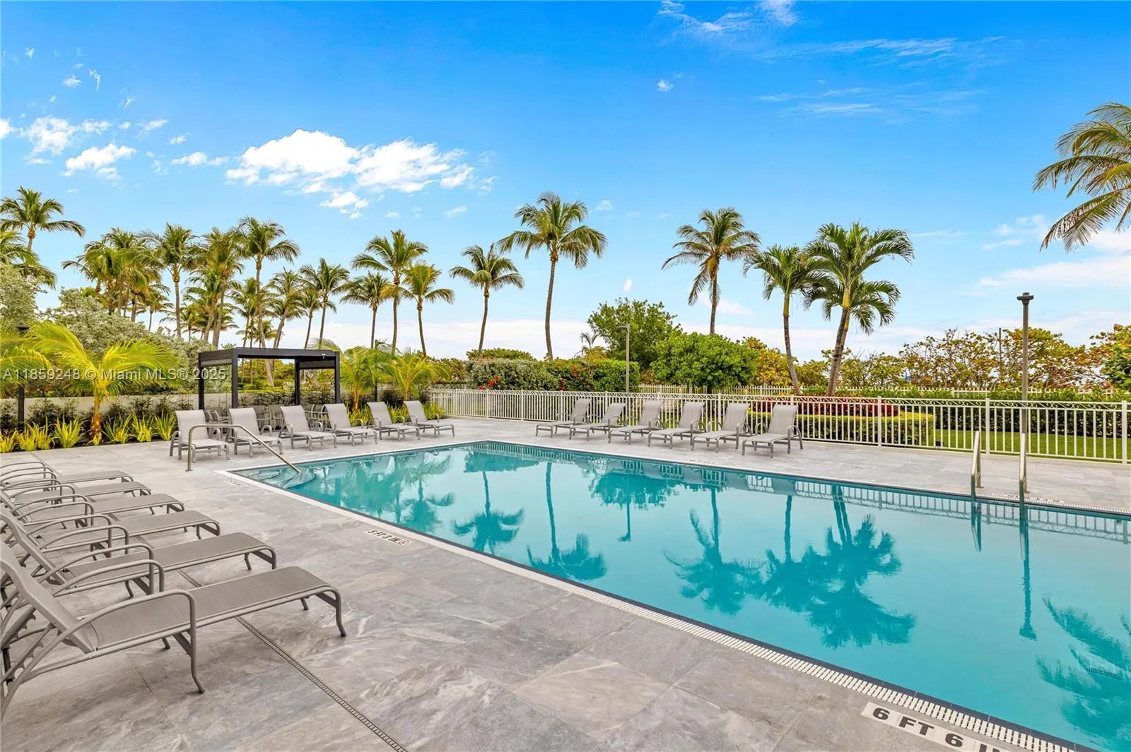 4301 Collins Ave, #907