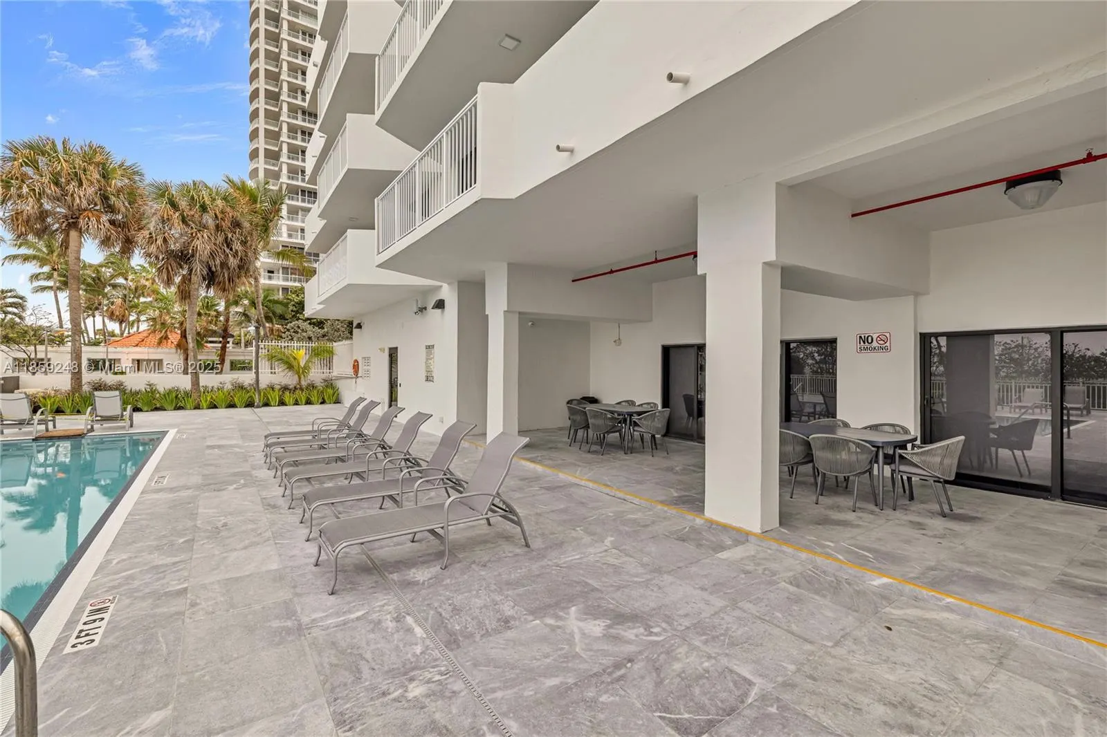 4301 Collins Ave, #907