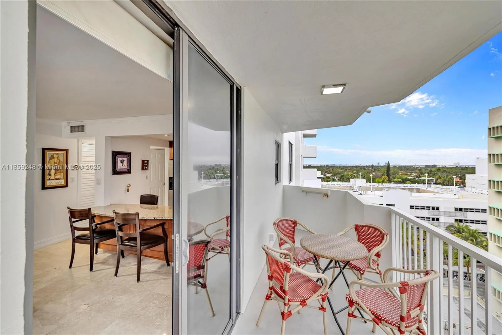 4301 Collins Ave, #907