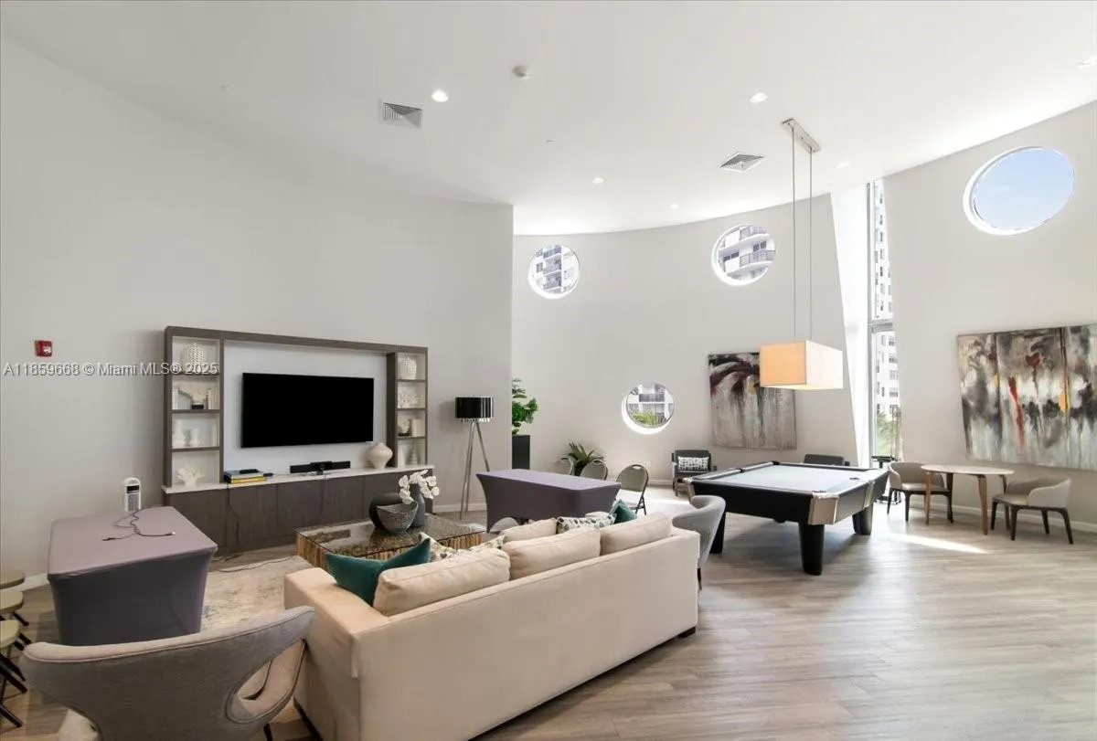 6000 Collins Ave, #146