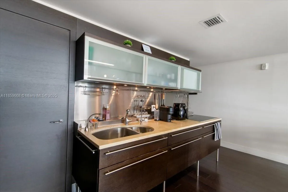 6000 Collins Ave, #146