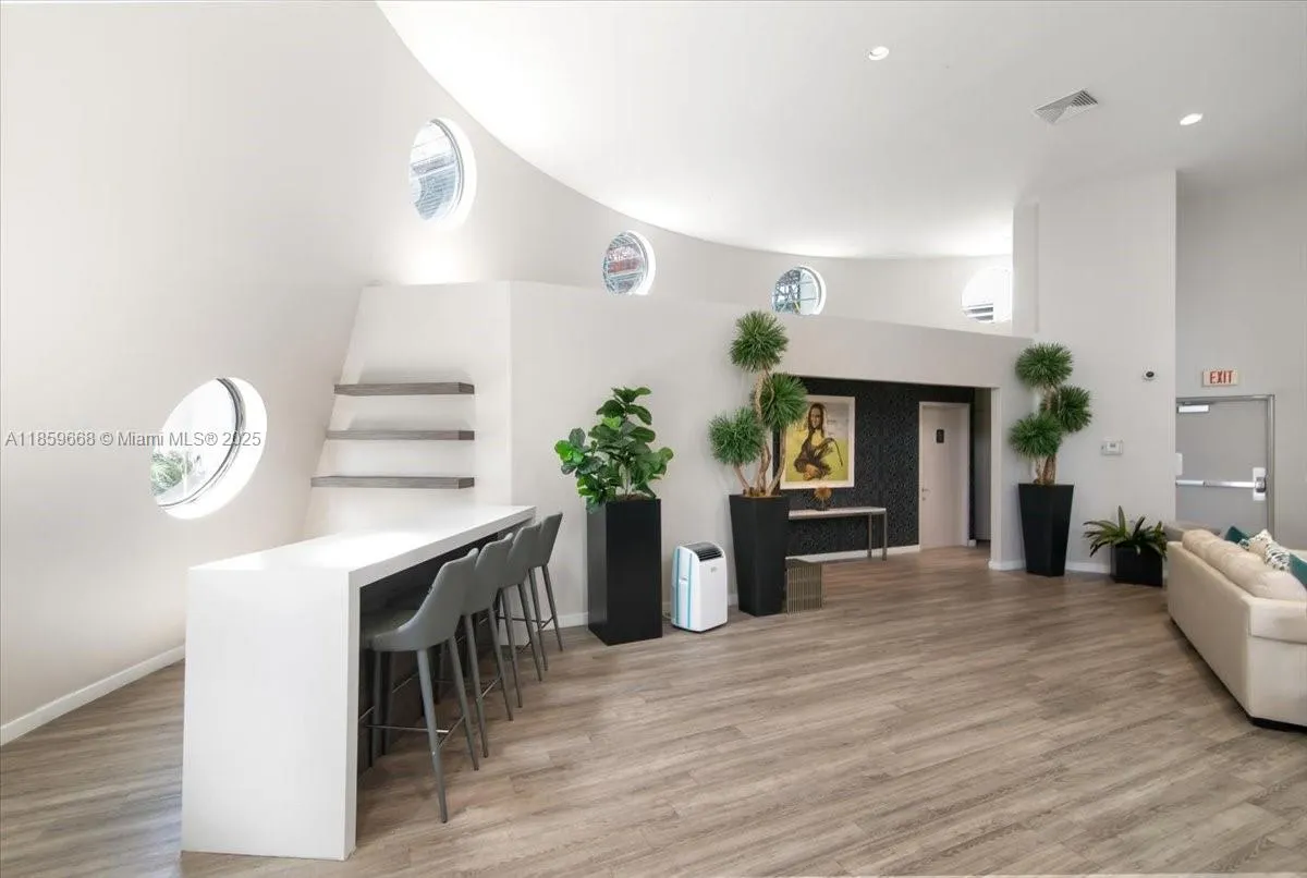 6000 Collins Ave, #146
