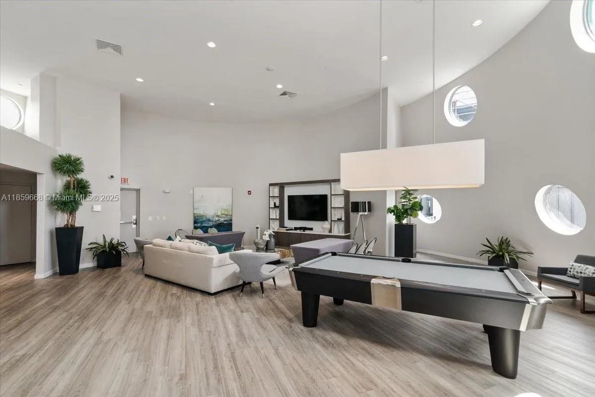 6000 Collins Ave, #146