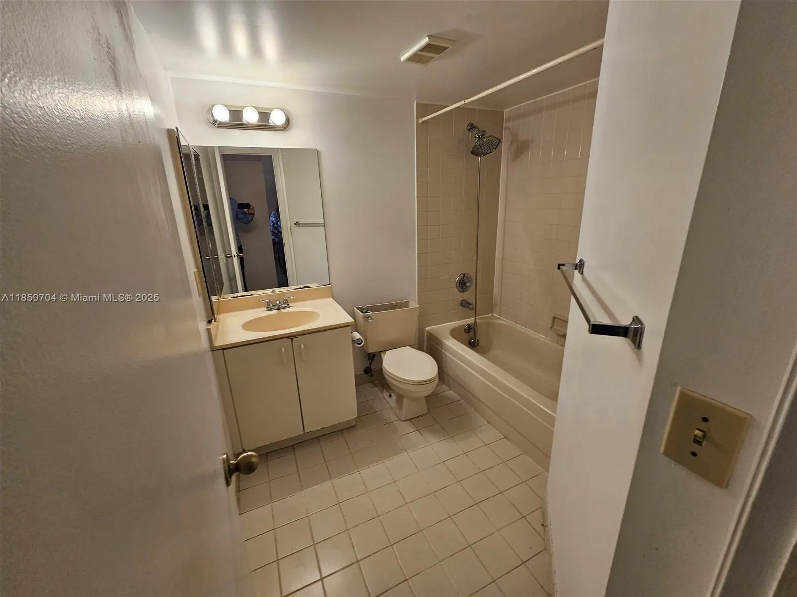 8701 Wiles Rd, #305