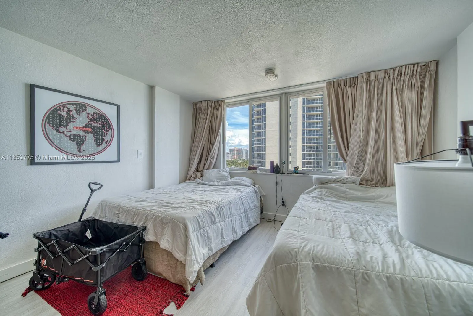 19201 Collins Ave, #822