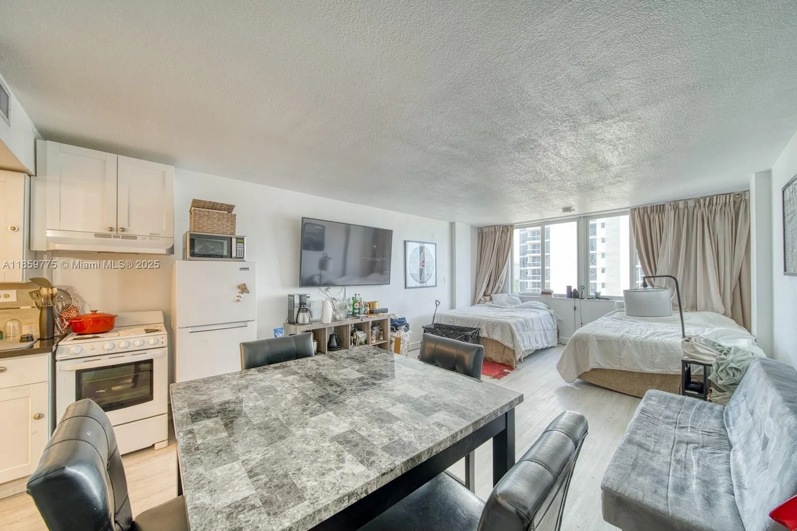 19201 Collins Ave, #822