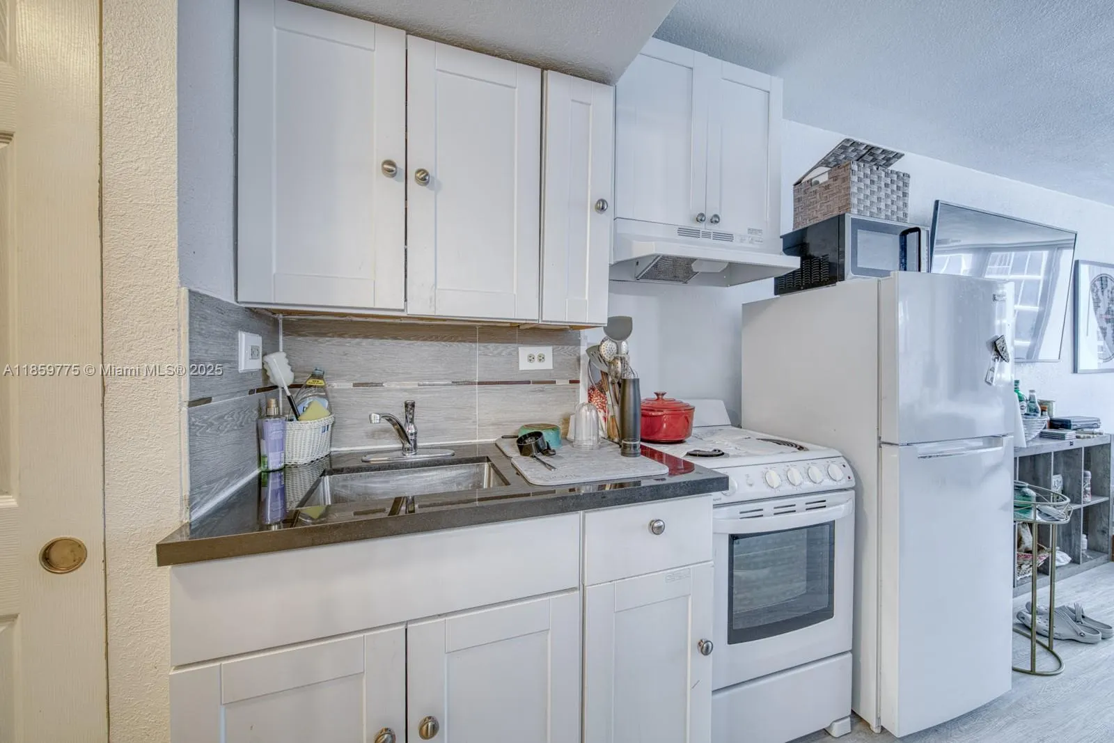 19201 Collins Ave, #822