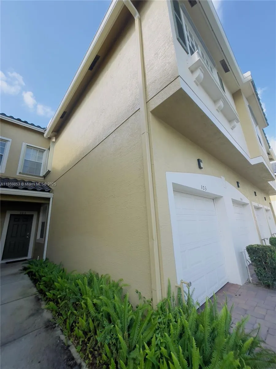 1560 SE Wilshire Pl, #103
