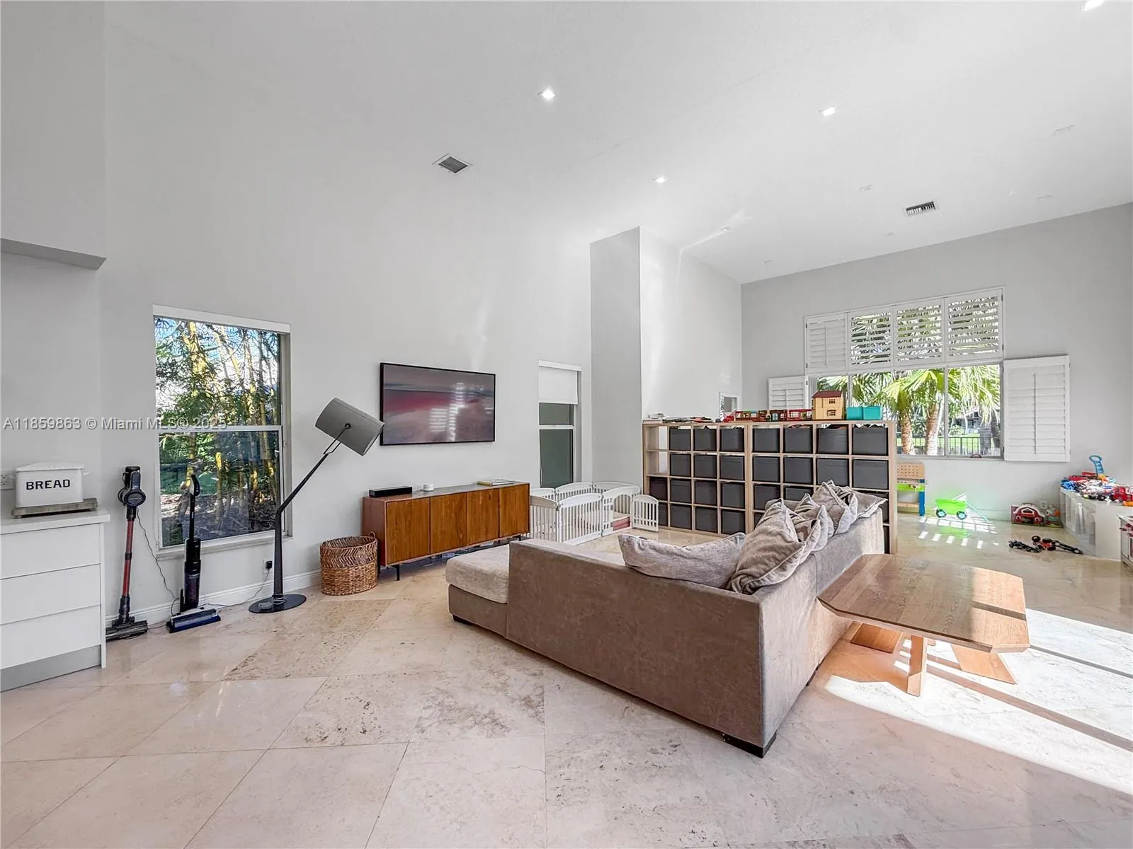 2514 Poinciana Dr