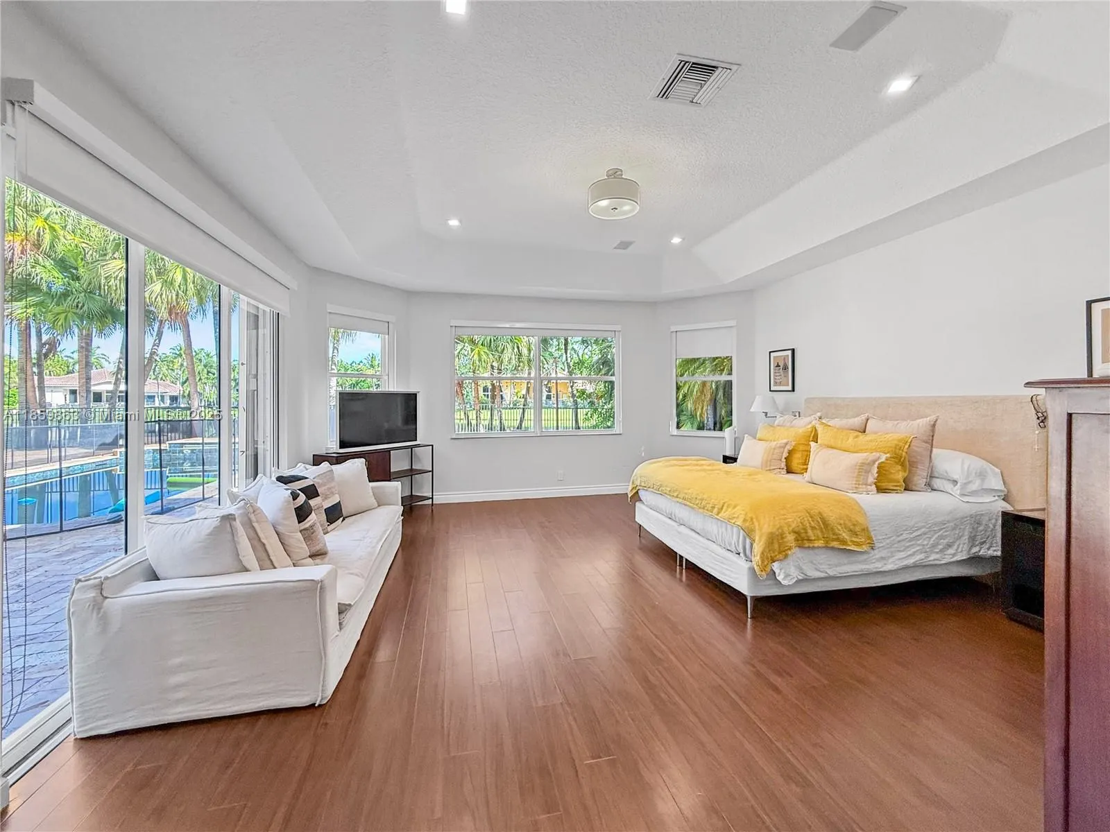 2514 Poinciana Dr